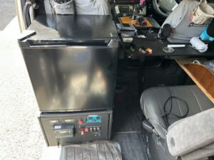 ハイエースに家庭用冷蔵庫を積む